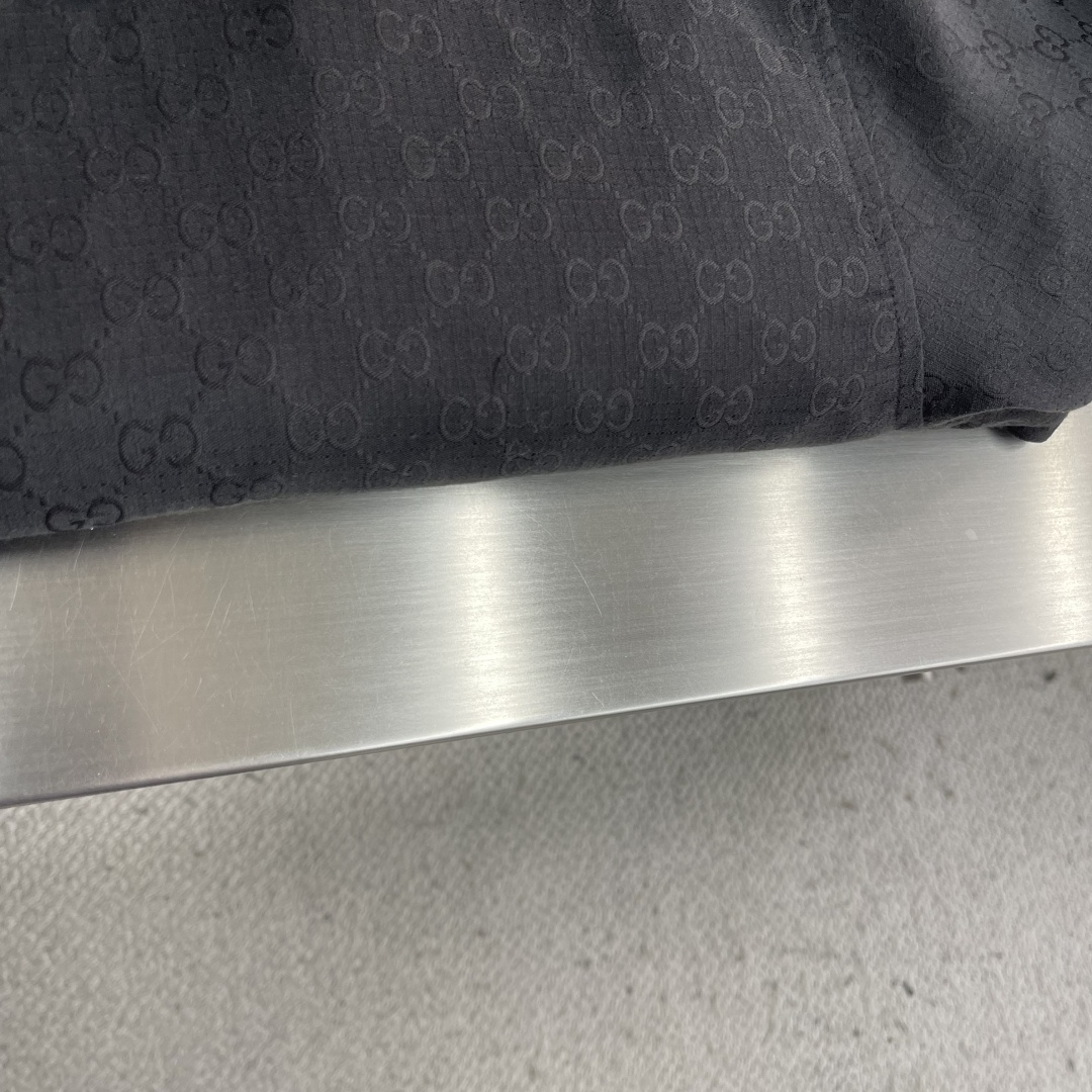 -GUCC 25fw新款GG格子布拉链夹层夹克本系列选用多种织物工艺诠释标志性GG元素，呈现丰富视觉层次