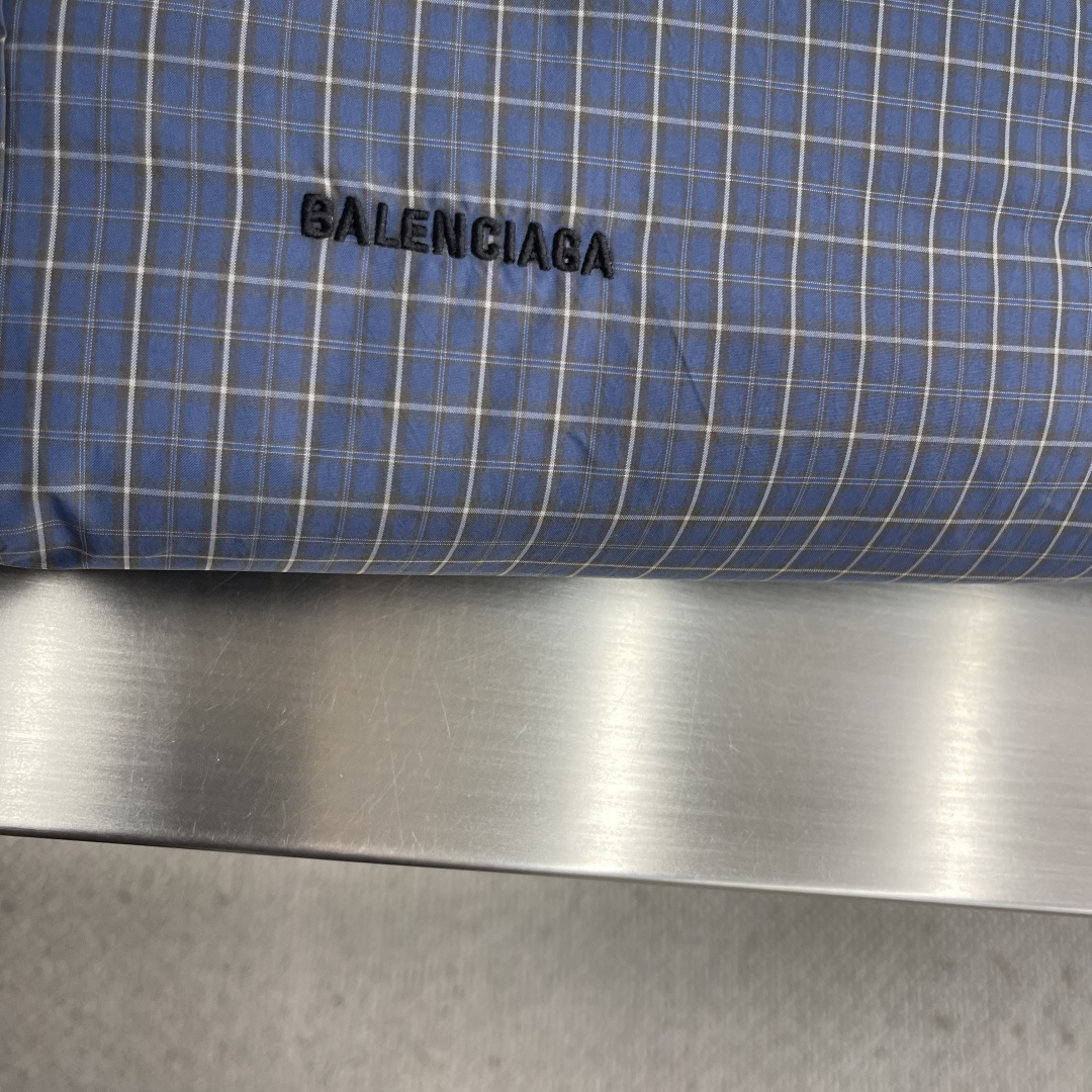 -Balenciag 25fw新款条纹刺绣夹克 蓝格纹夹克版型挺括，胸前BALNECIAG*刺绣 衣身轮