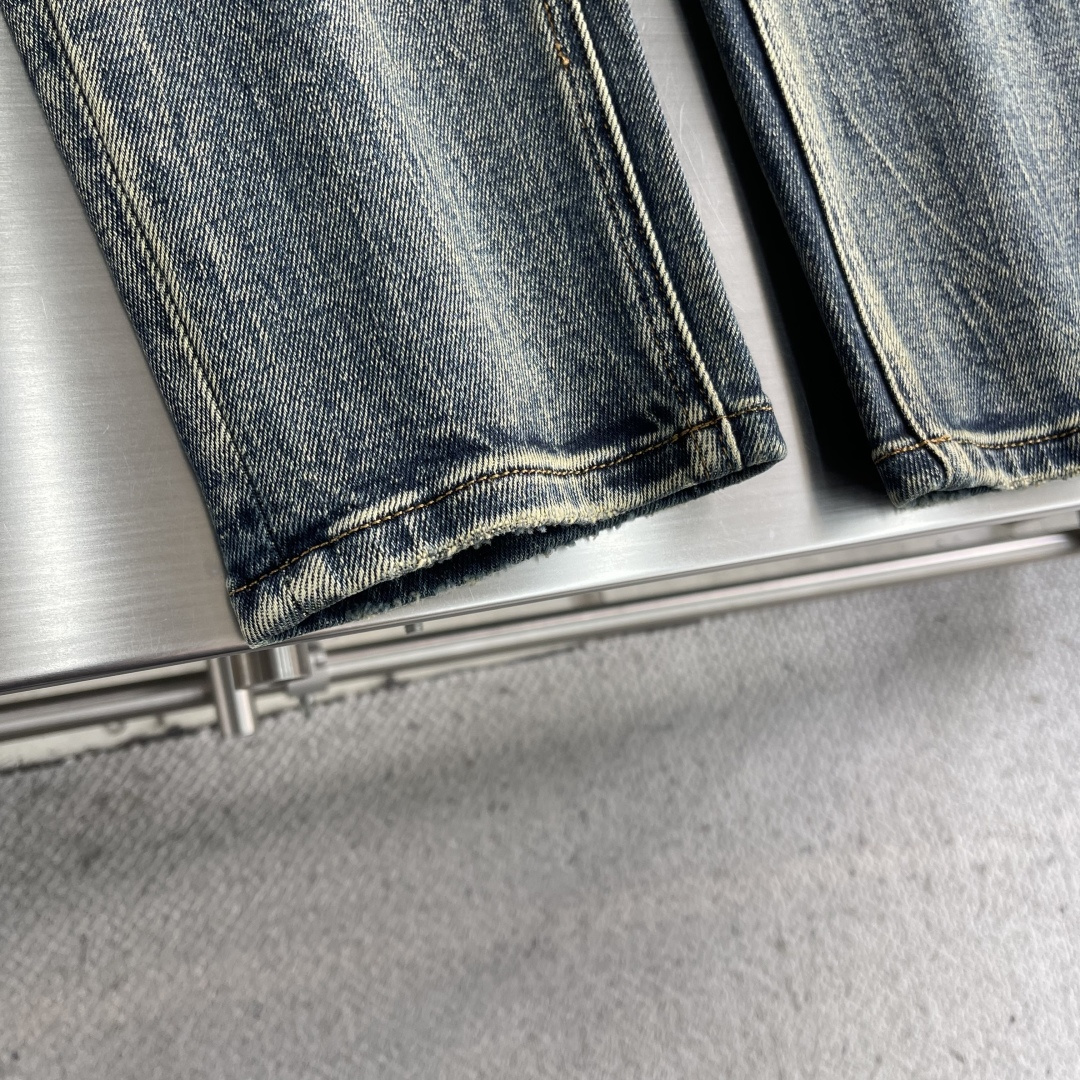 -FEND 2025秋季最新品，水洗休闲牛仔裤。进口水洗弹力面料，舒适有弹性，顶级印花工艺字母图案log