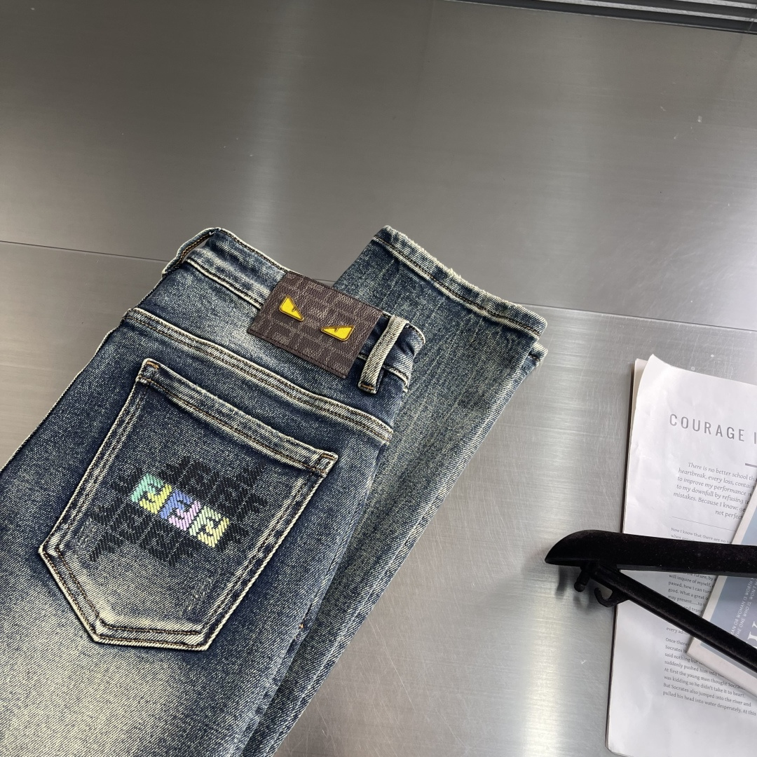 -FEND 2025秋季最新品，水洗休闲牛仔裤。进口水洗弹力面料，舒适有弹性，顶级印花工艺字母图案log