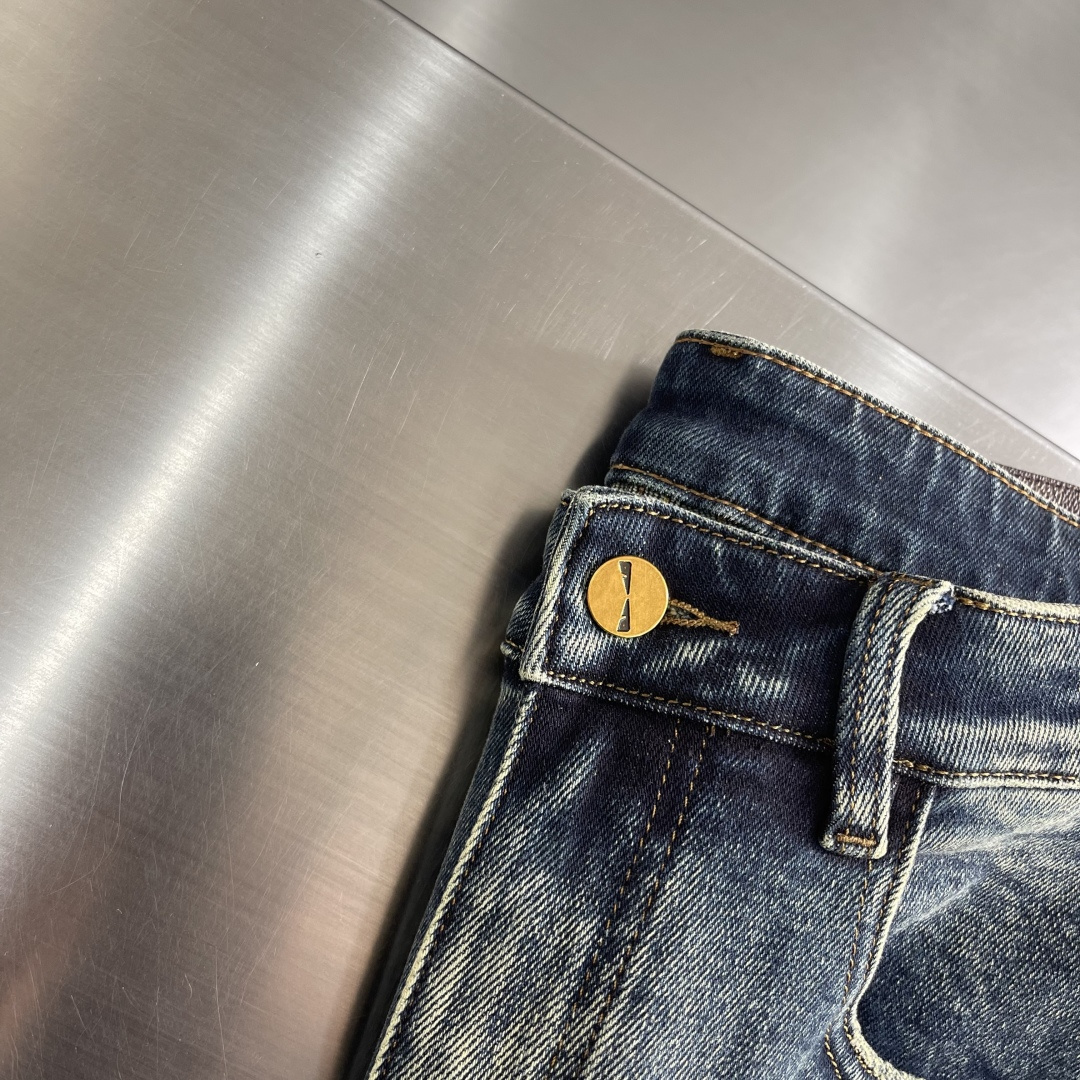 -FEND 2025秋季最新品，水洗休闲牛仔裤。进口水洗弹力面料，舒适有弹性，顶级印花工艺字母图案log