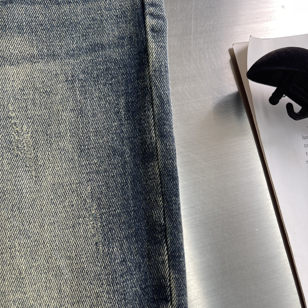 -FEND 2025秋季最新品，水洗休闲牛仔裤。进口水洗弹力面料，舒适有弹性，顶级印花工艺字母图案log