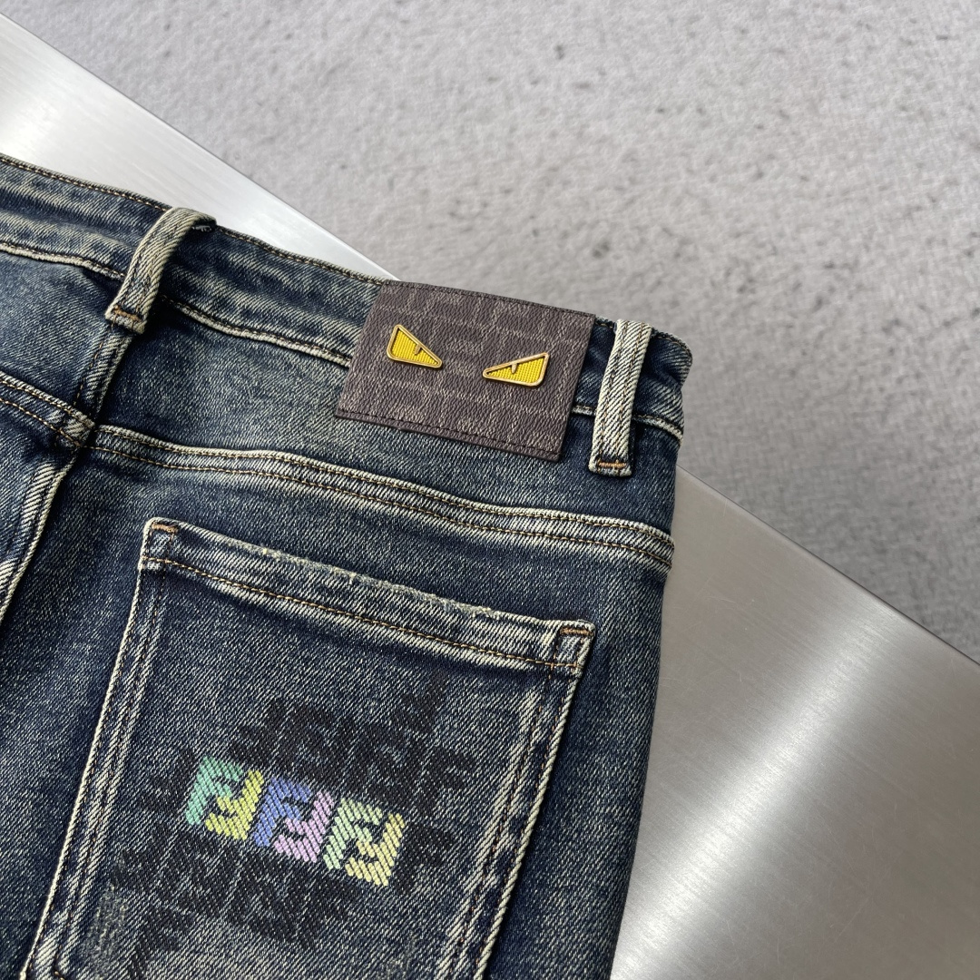 -FEND 2025秋季最新品，水洗休闲牛仔裤。进口水洗弹力面料，舒适有弹性，顶级印花工艺字母图案log