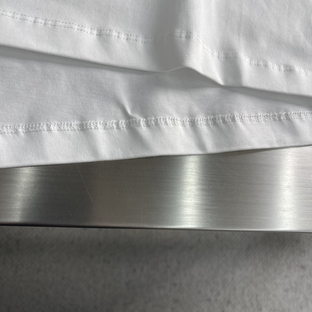 -LOEW 轻盈棉质T恤，胸前饰有Futurist Cat和Anagram刺绣。T恤灵感源自LouisW