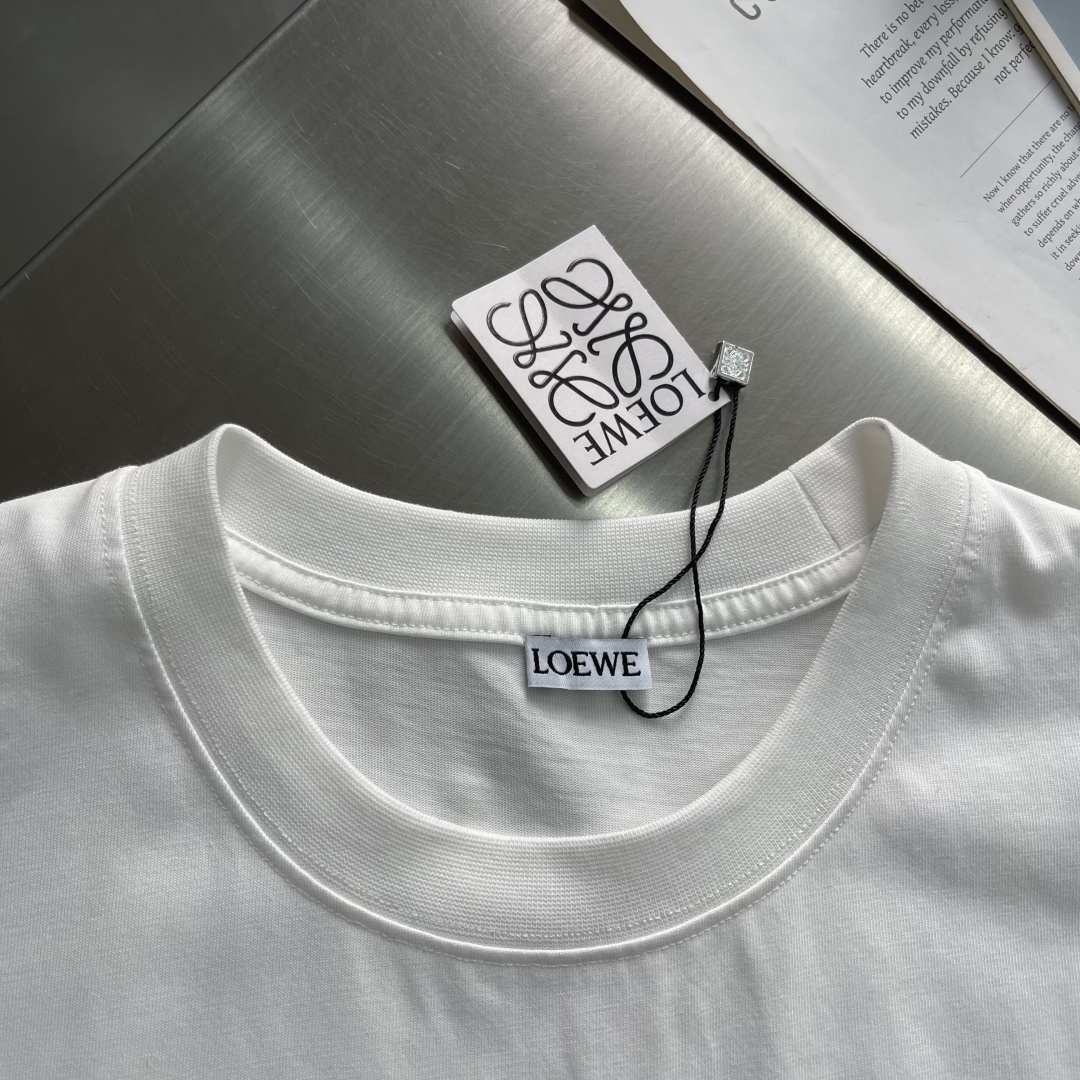 -LOEW 轻盈棉质T恤，胸前饰有Futurist Cat和Anagram刺绣。T恤灵感源自LouisW