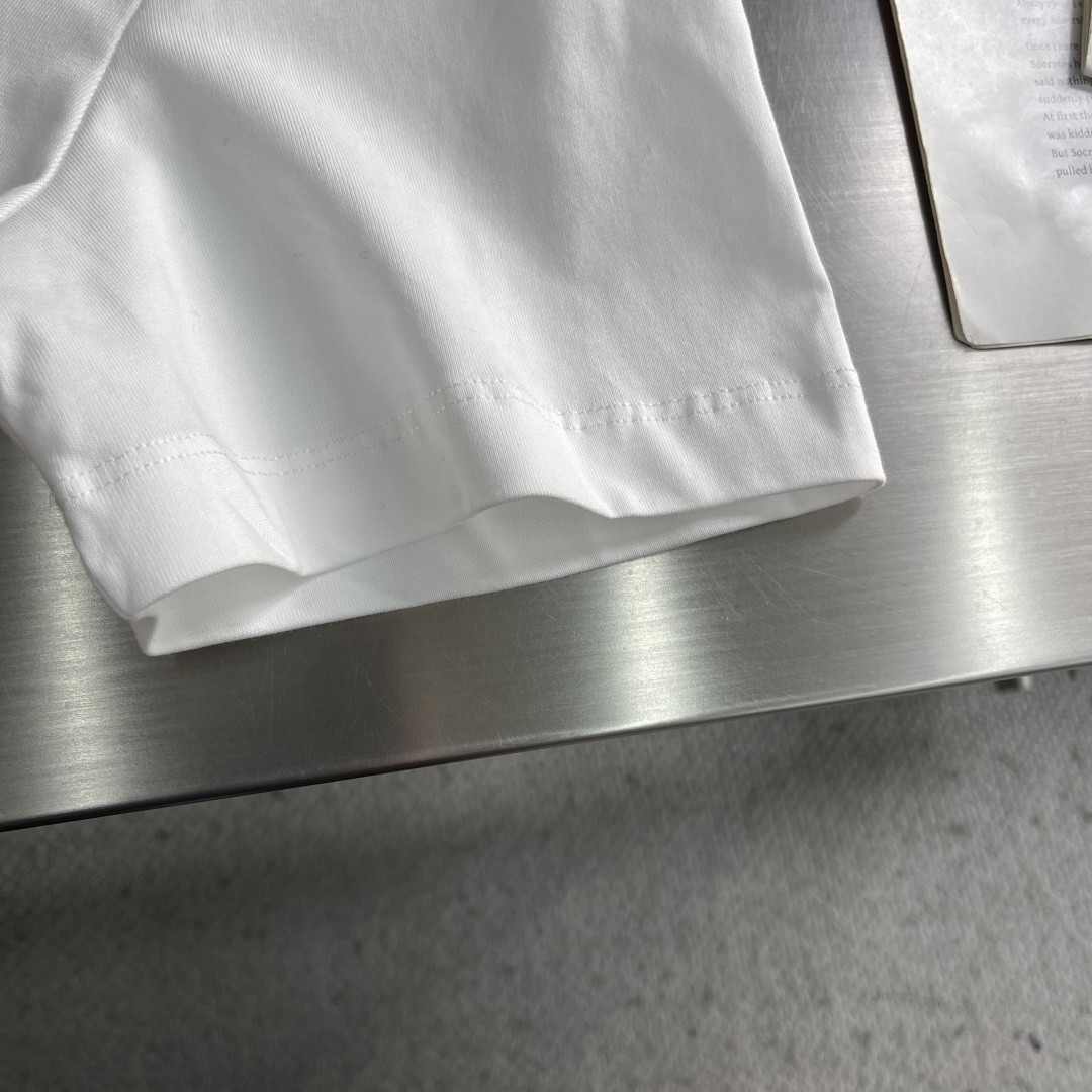 -LOEW 轻盈棉质T恤，胸前饰有Futurist Cat和Anagram刺绣。T恤灵感源自LouisW