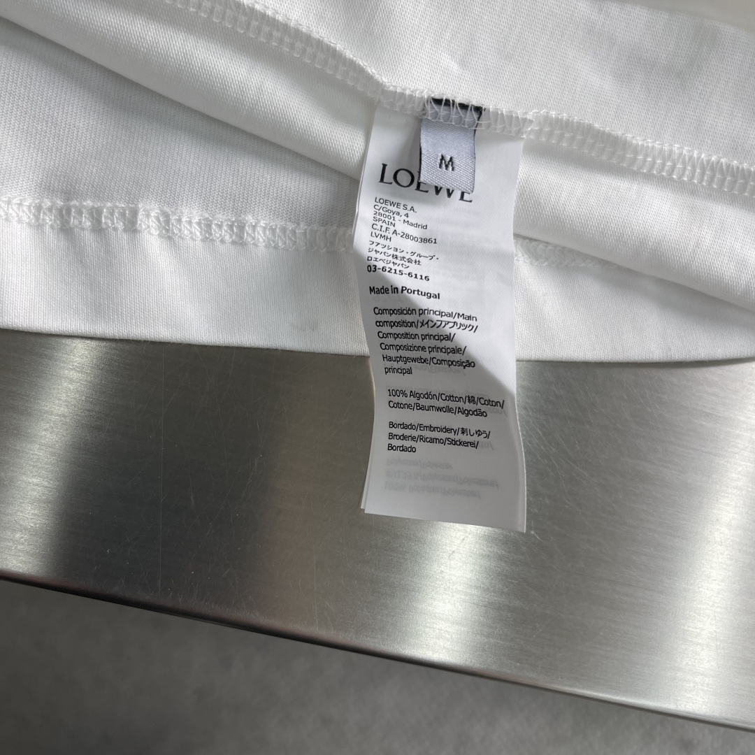 -LOEW 轻盈棉质T恤，胸前饰有Futurist Cat和Anagram刺绣。T恤灵感源自LouisW