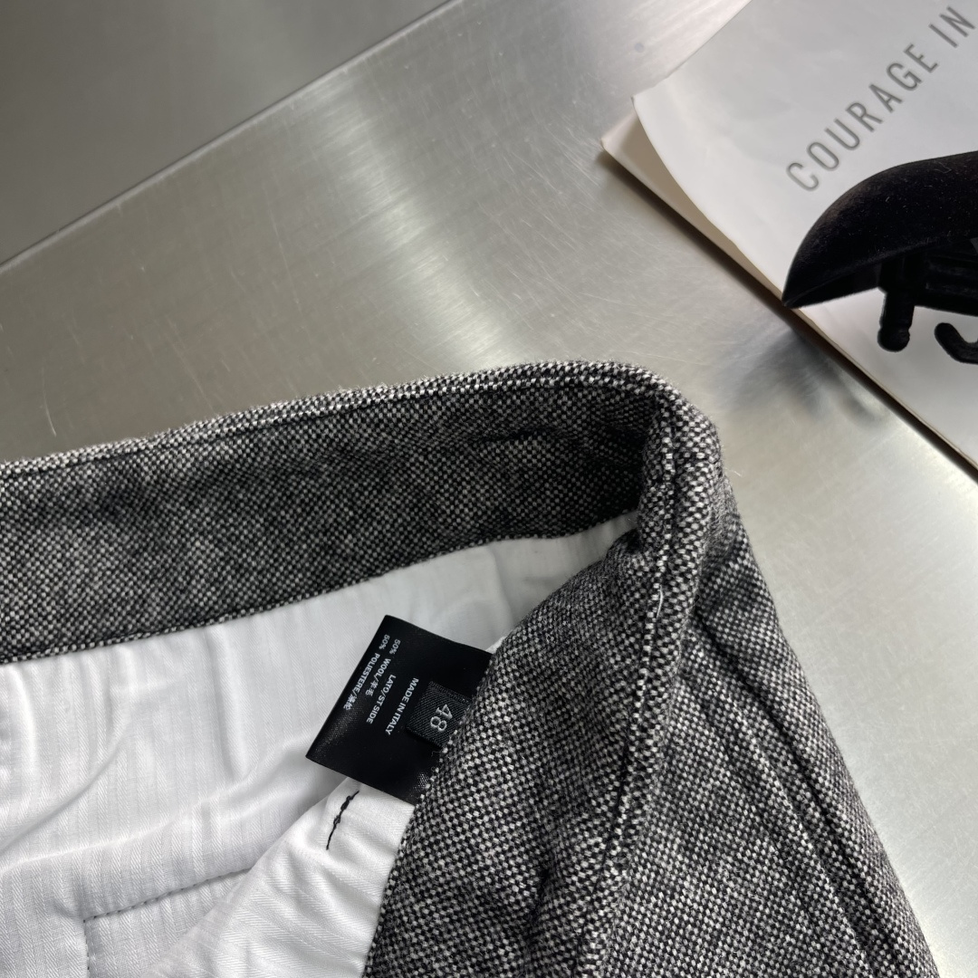 -Loro Piana 新款羊毛芝麻点休闲裤，这款裤子采用羊毛面料制作而成，版型超正，穿鞋舒适保暖。码数