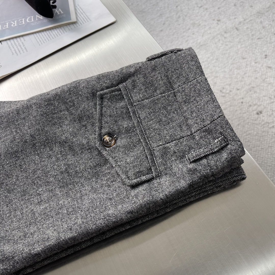 -Loro Piana 新款羊毛芝麻点休闲裤，这款裤子采用羊毛面料制作而成，版型超正，穿鞋舒适保暖。码数