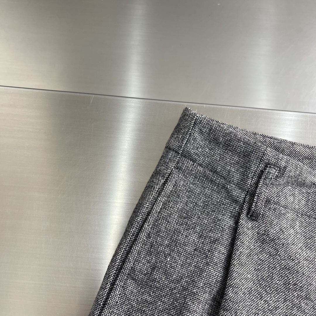 -Loro Piana 新款羊毛芝麻点休闲裤，这款裤子采用羊毛面料制作而成，版型超正，穿鞋舒适保暖。码数