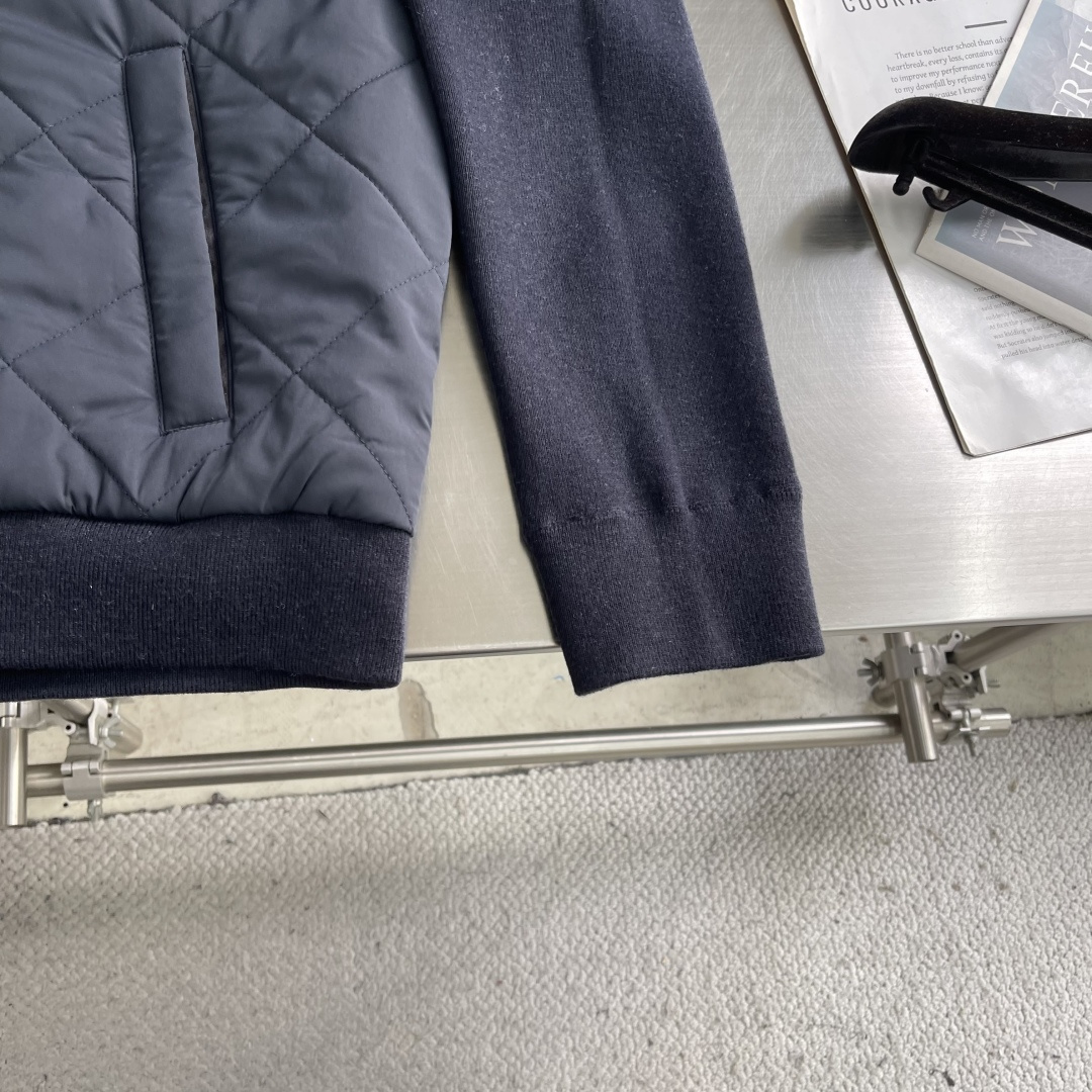 -Loro Piana 新款飞行员夹克。这款AmPay飞行员夹克采用结合lP🆕标志性Wind微纤维和Wi