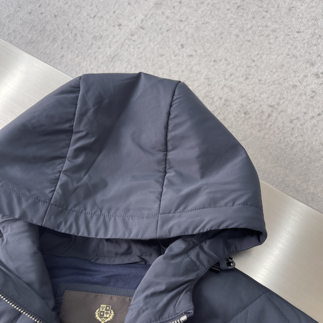 -Loro Piana 新款飞行员夹克。这款AmPay飞行员夹克采用结合lP🆕标志性Wind微纤维和Wi