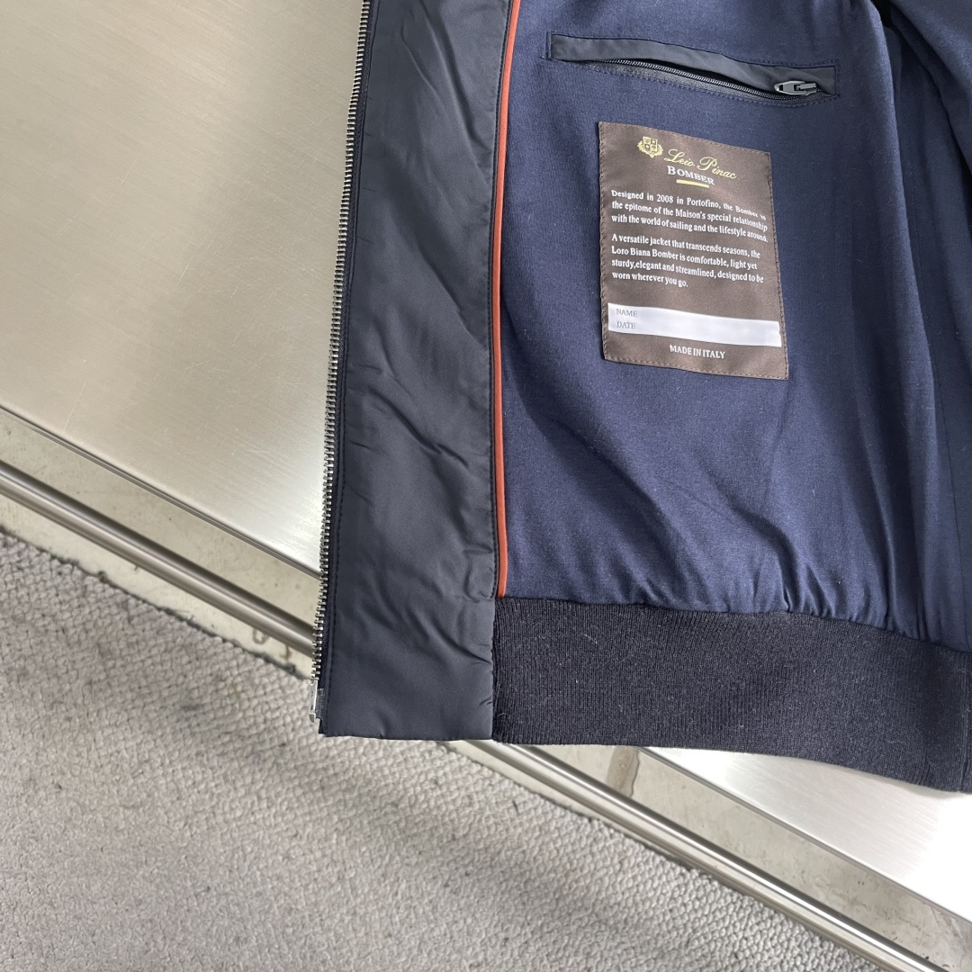 -Loro Piana 新款飞行员夹克。这款AmPay飞行员夹克采用结合lP🆕标志性Wind微纤维和Wi