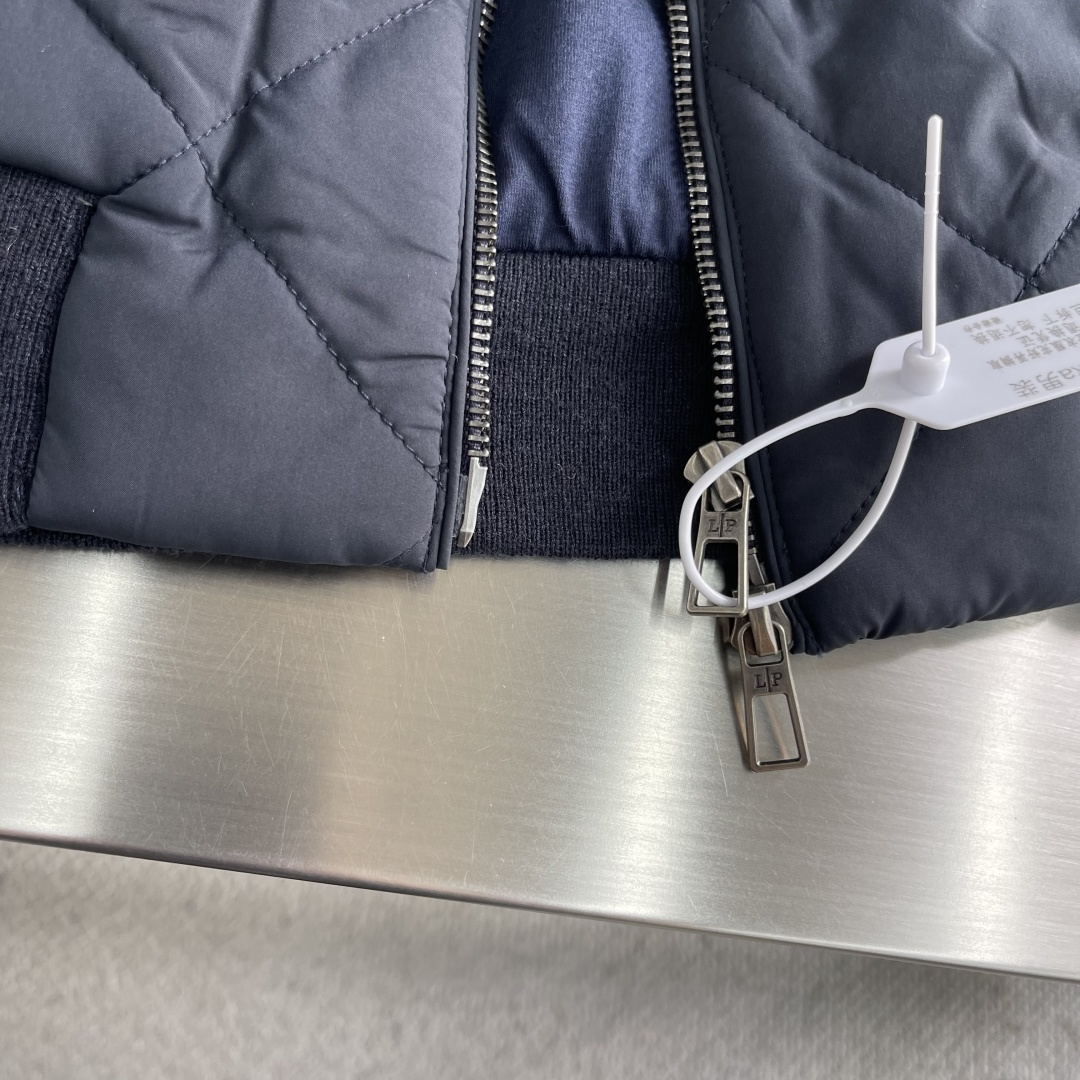 -Loro Piana 新款飞行员夹克。这款AmPay飞行员夹克采用结合lP🆕标志性Wind微纤维和Wi