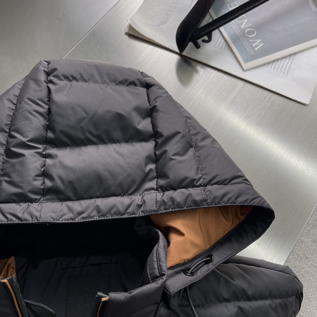 -Z ZEGN 基础款连帽羽绒外套。这款羽绒服填充鹅绒，帽子可拆卸，即可连帽也可做立领款式，拉链式开合搭