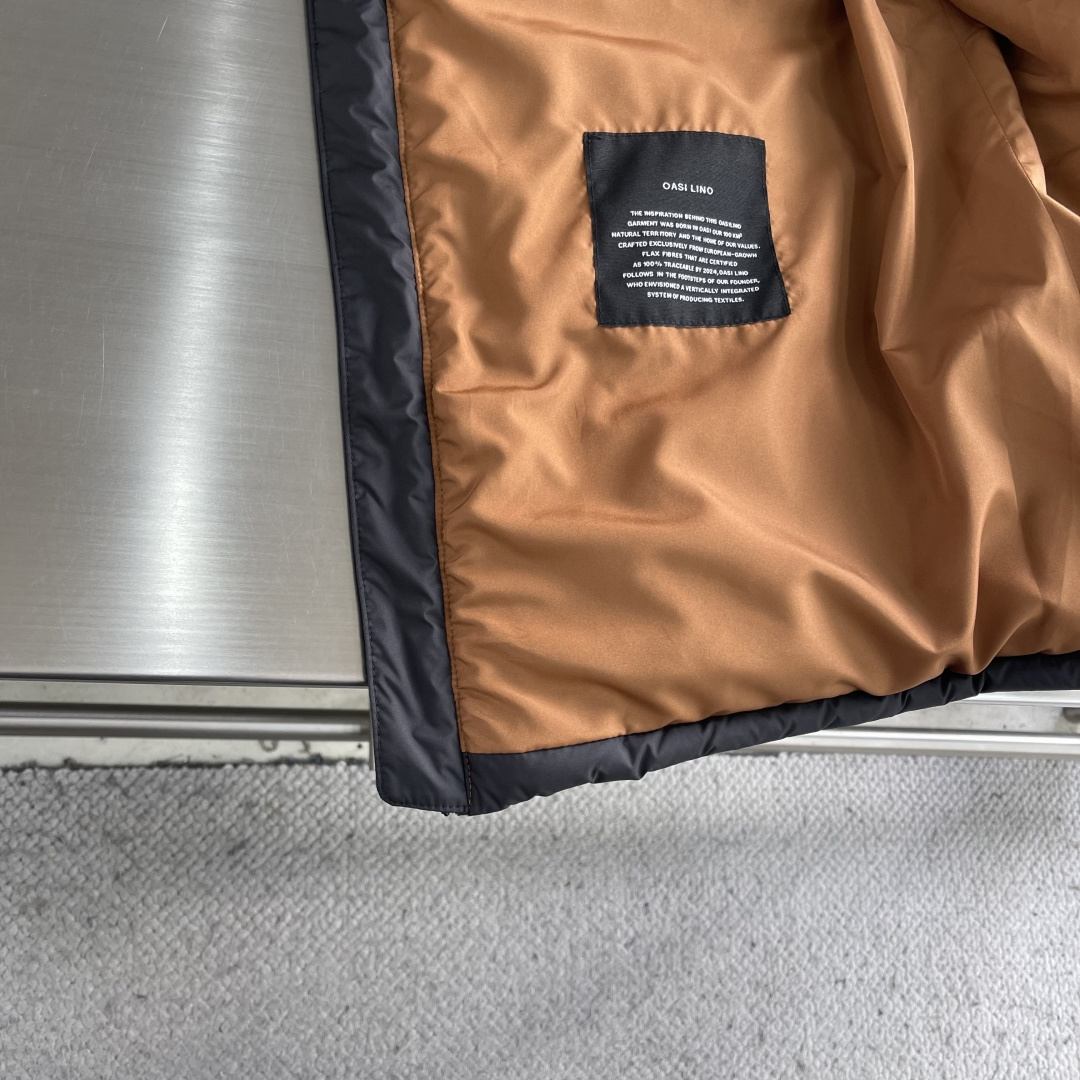 -Z ZEGN 基础款连帽羽绒外套。这款羽绒服填充鹅绒，帽子可拆卸，即可连帽也可做立领款式，拉链式开合搭