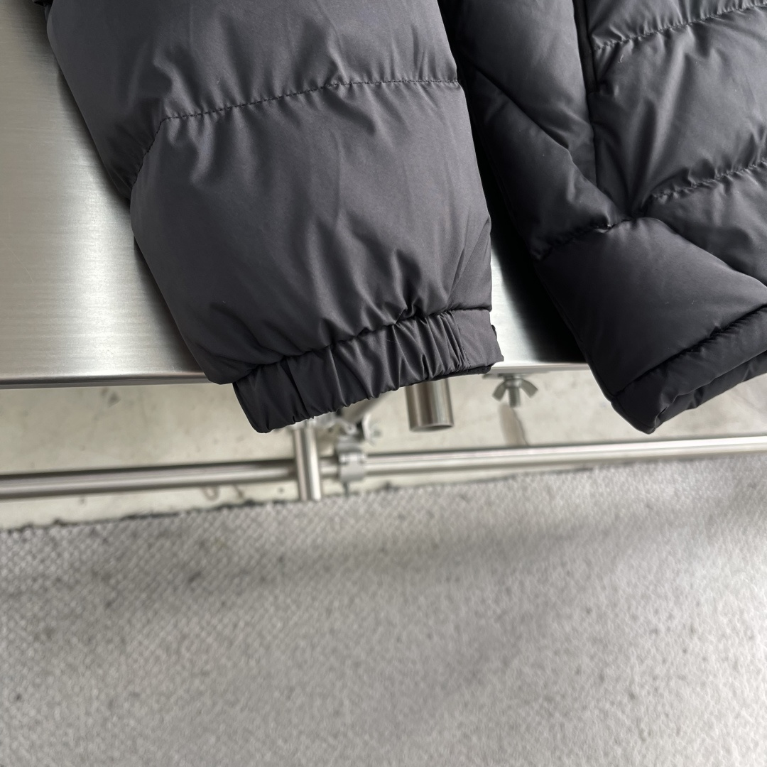 -Z ZEGN 基础款连帽羽绒外套。这款羽绒服填充鹅绒，帽子可拆卸，即可连帽也可做立领款式，拉链式开合搭