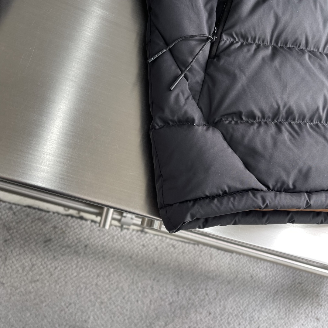 -Z ZEGN 基础款连帽羽绒外套。这款羽绒服填充鹅绒，帽子可拆卸，即可连帽也可做立领款式，拉链式开合搭