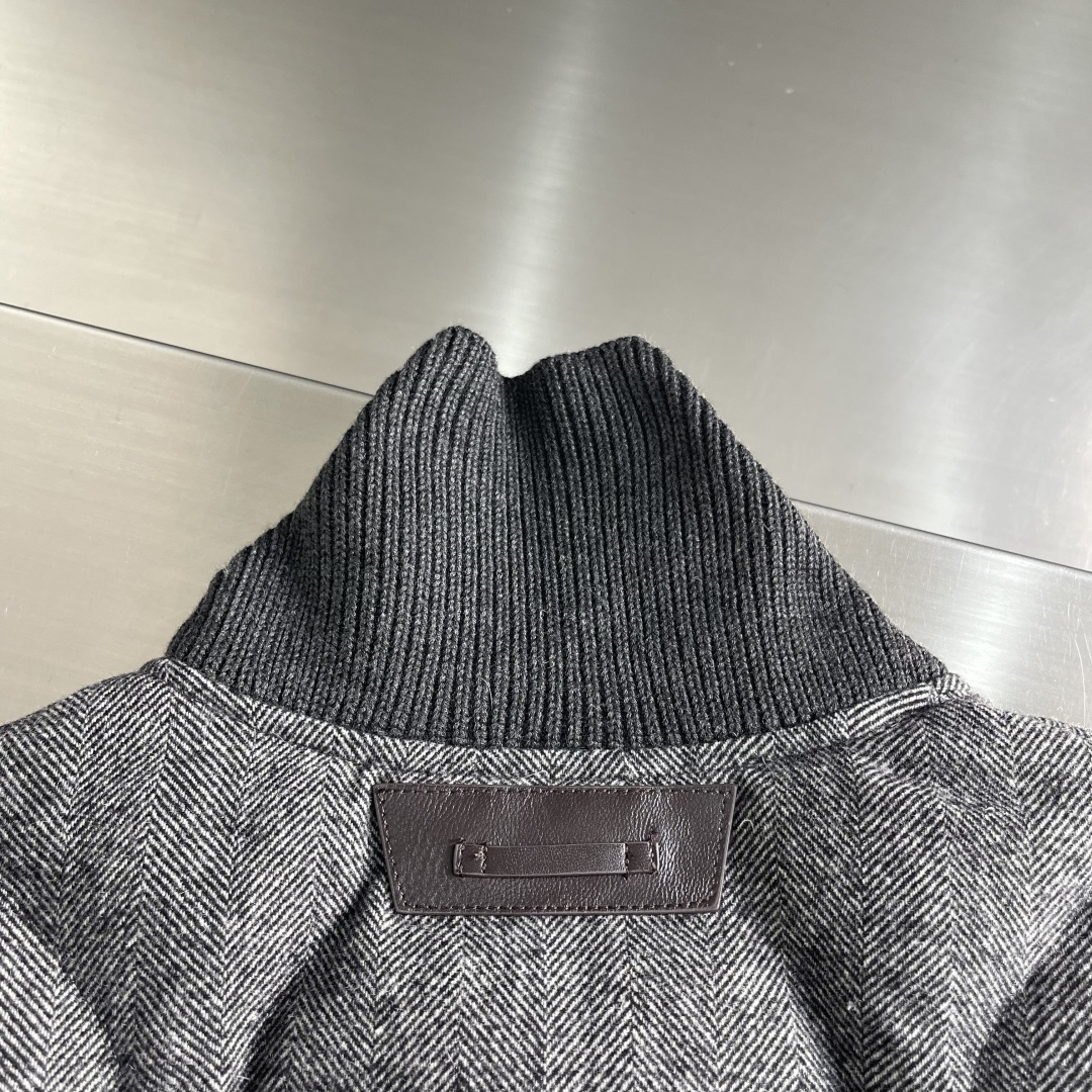-Loro Piana 新款飞行羽绒外套。这款羽绒服采用羊毛面料制作而成，填充鹅绒，领子罗纹式设计，拉链