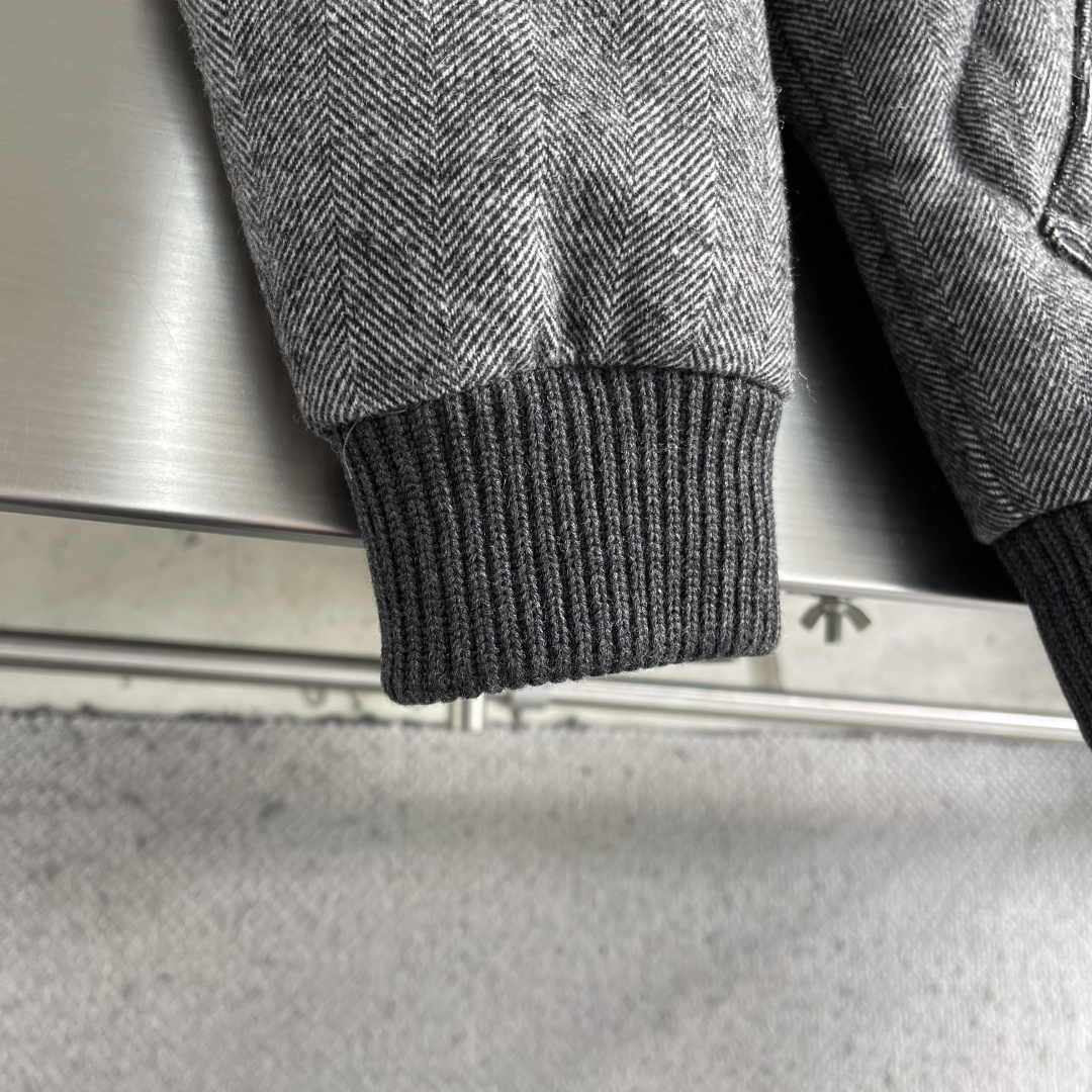 -Loro Piana 新款飞行羽绒外套。这款羽绒服采用羊毛面料制作而成，填充鹅绒，领子罗纹式设计，拉链