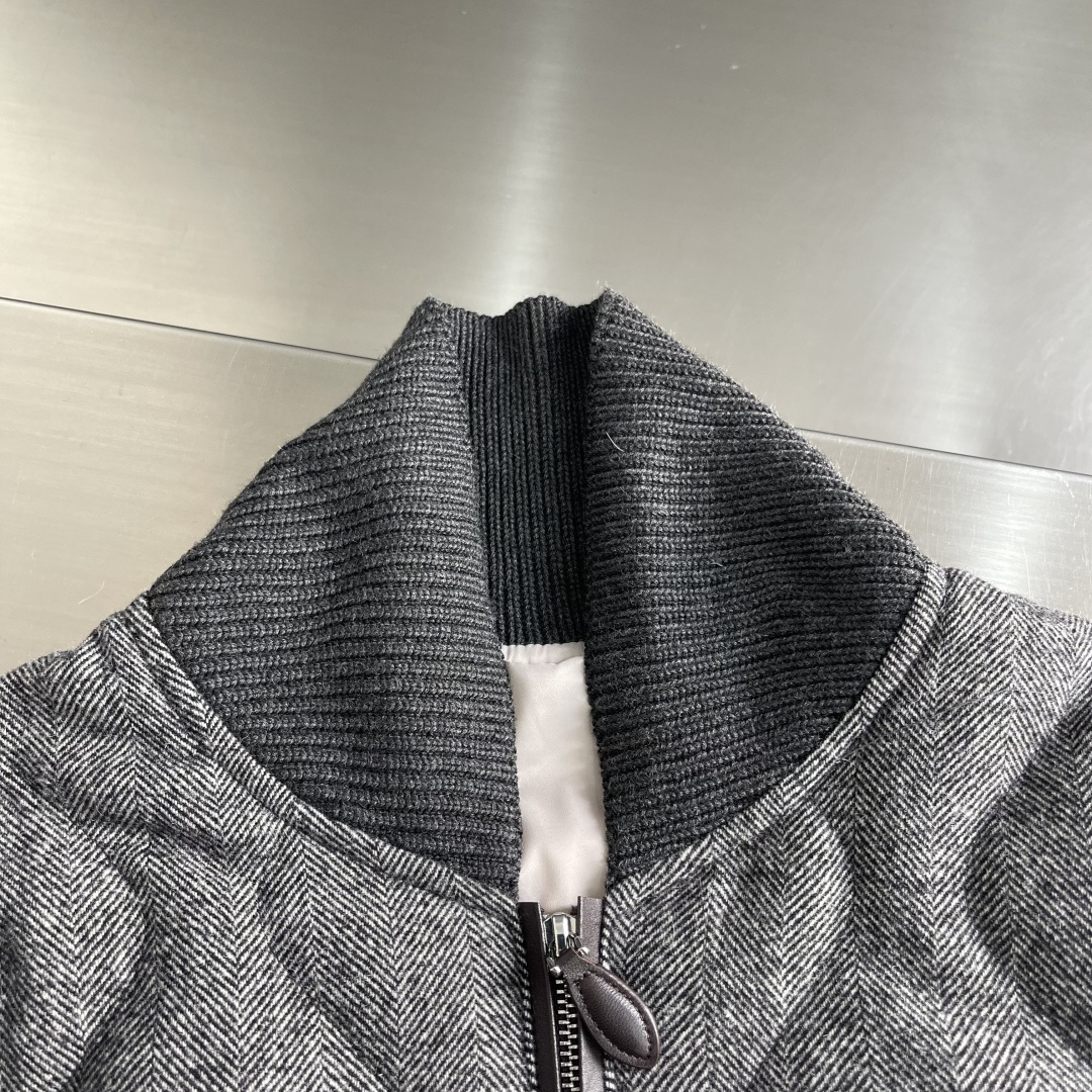 -Loro Piana 新款飞行羽绒外套。这款羽绒服采用羊毛面料制作而成，填充鹅绒，领子罗纹式设计，拉链