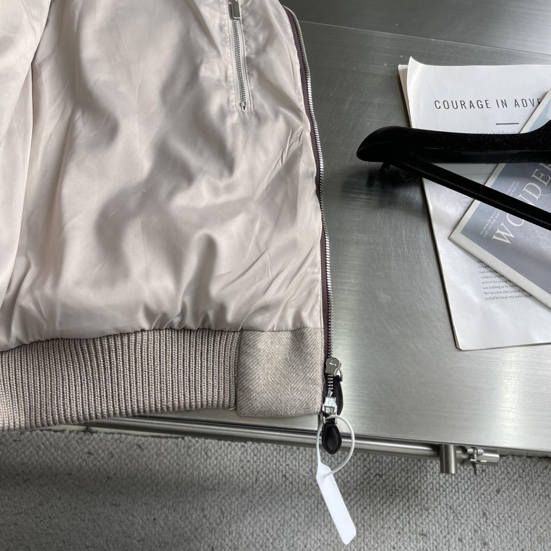 -Loro Piana 新款飞行羽绒外套。这款羽绒服采用羊毛面料制作而成，填充鹅绒，领子罗纹式设计，拉链