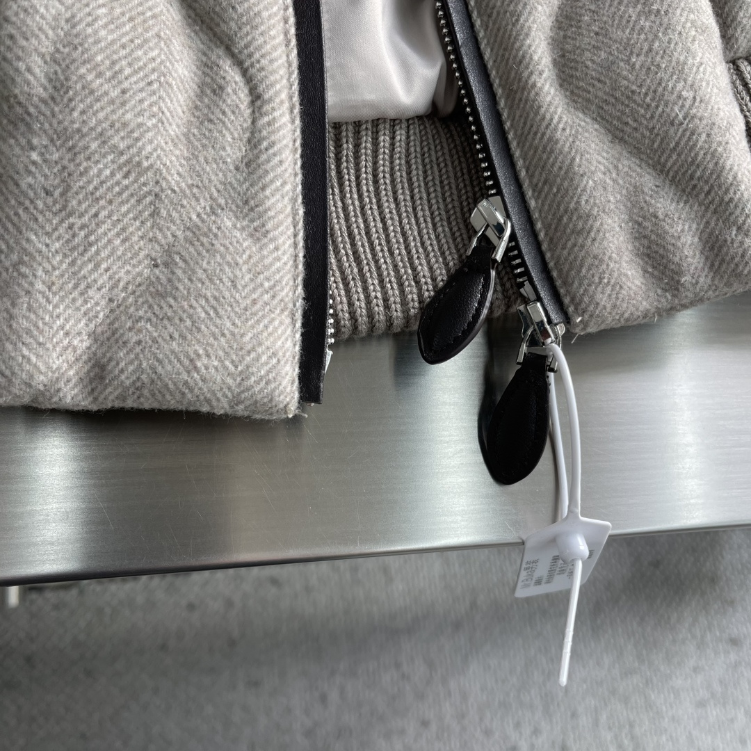 -Loro Piana 新款飞行羽绒外套。这款羽绒服采用羊毛面料制作而成，填充鹅绒，领子罗纹式设计，拉链