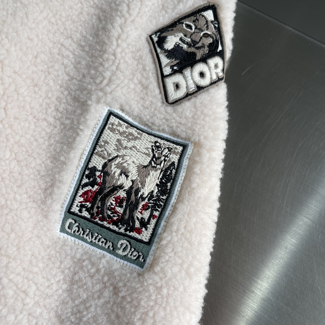 -Dio 新款徽章泰迪夹克。这款Dio Mountain起绒衣是二零二六春季男装系列新品，饰以多色补丁，