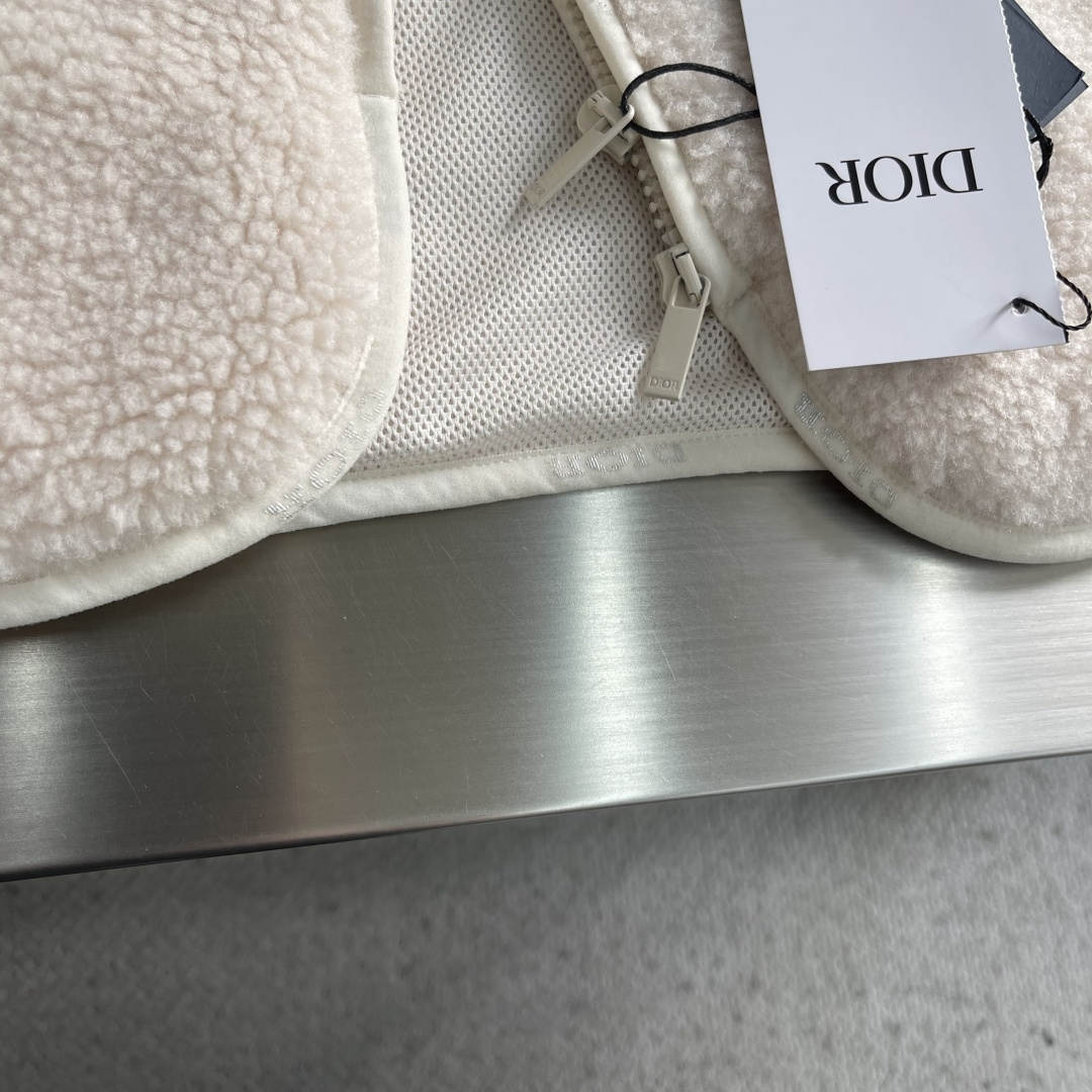 -Dio 新款徽章泰迪夹克。这款Dio Mountain起绒衣是二零二六春季男装系列新品，饰以多色补丁，