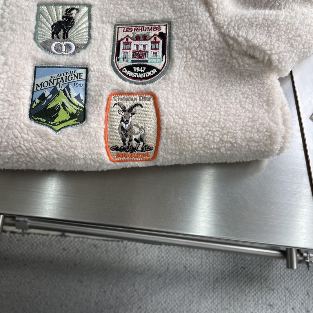 -Dio 新款徽章泰迪夹克。这款Dio Mountain起绒衣是二零二六春季男装系列新品，饰以多色补丁，