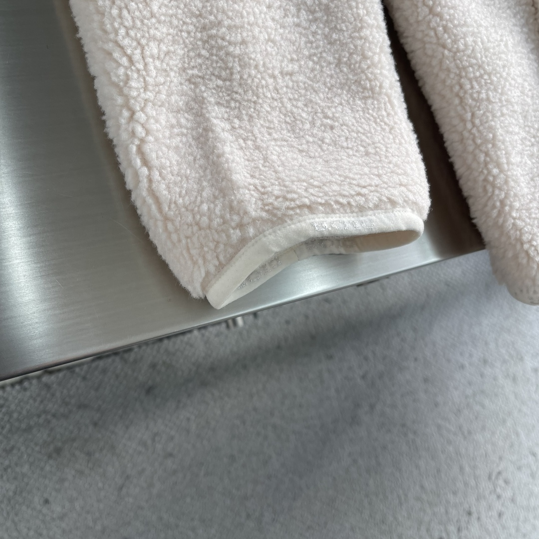 -Dio 新款徽章泰迪夹克。这款Dio Mountain起绒衣是二零二六春季男装系列新品，饰以多色补丁，