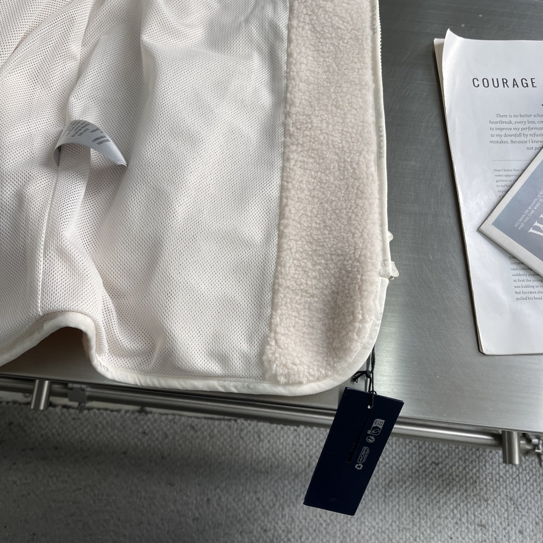 -Dio 新款徽章泰迪夹克。这款Dio Mountain起绒衣是二零二六春季男装系列新品，饰以多色补丁，