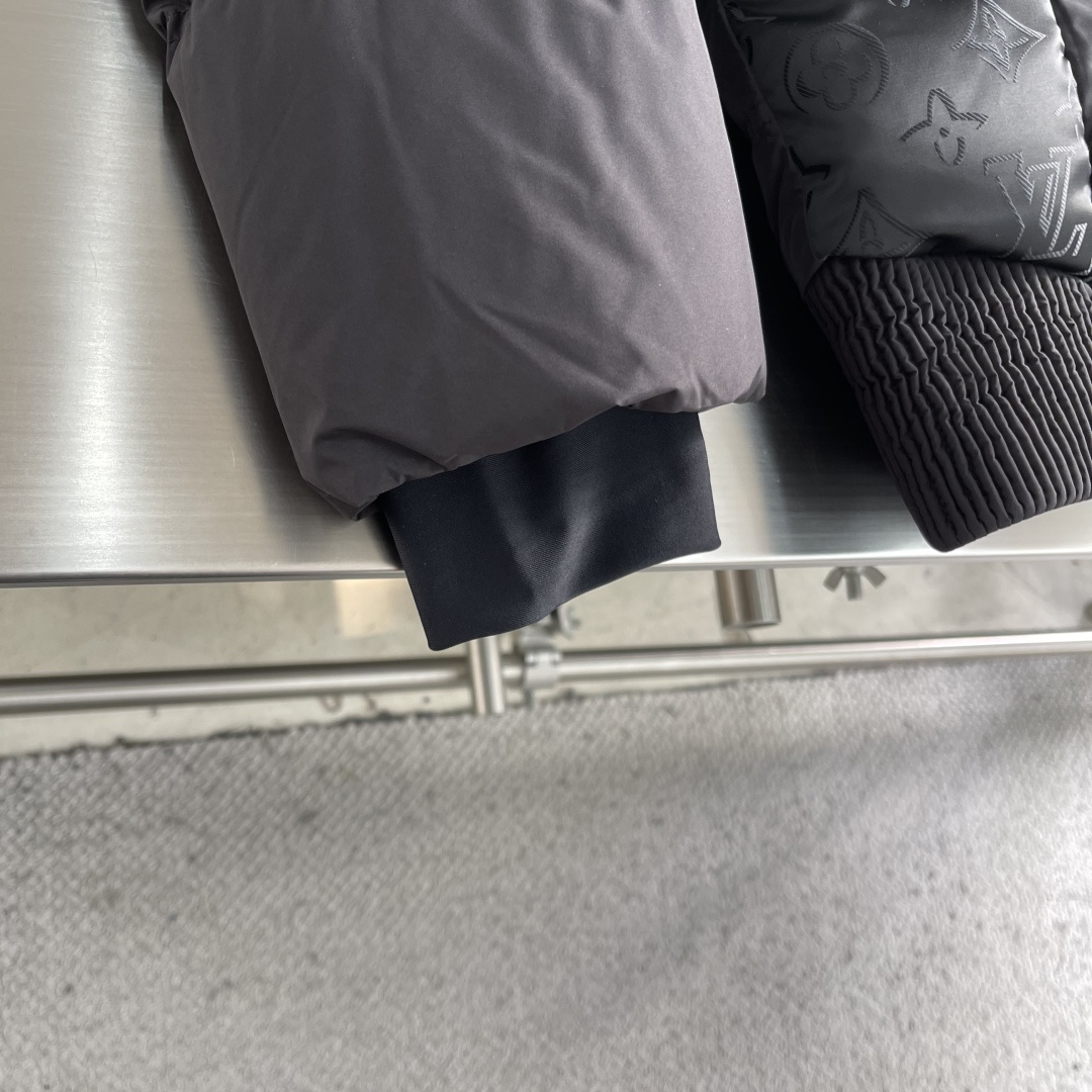 -驴牌 25年冬季新款羽绒服立领拼接logo印花，新国标90白鸭绒，穿上就是柔软舒适又保暖的存在，结合干