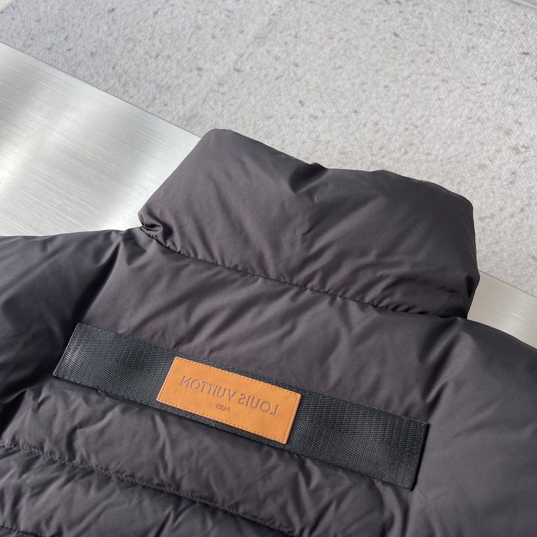 -驴牌 25年冬季新款羽绒服立领拼接logo印花，新国标90白鸭绒，穿上就是柔软舒适又保暖的存在，结合干