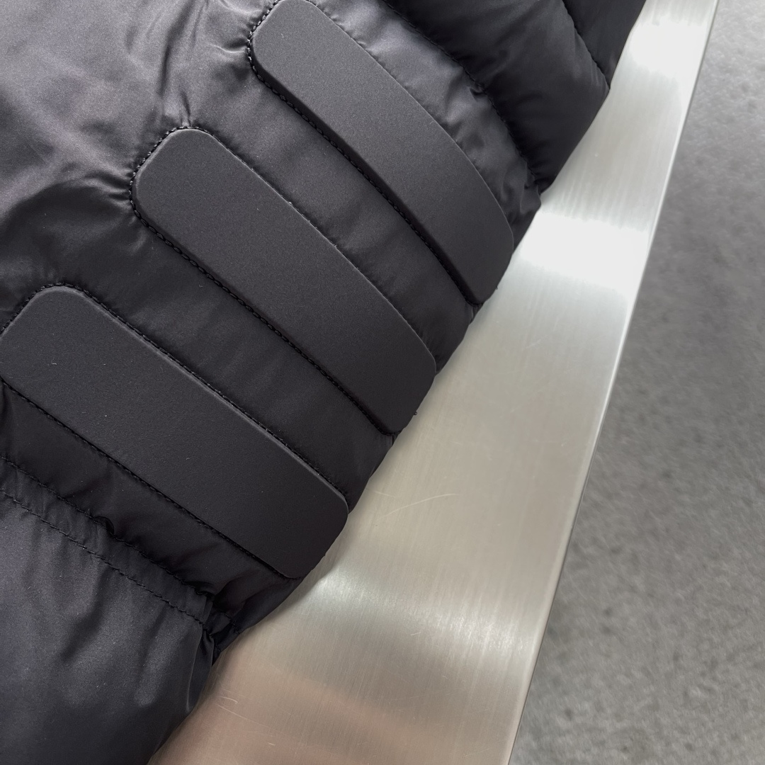 -驴牌 25年冬季新款羽绒服立领拼接logo印花，新国标90白鸭绒，穿上就是柔软舒适又保暖的存在，结合干