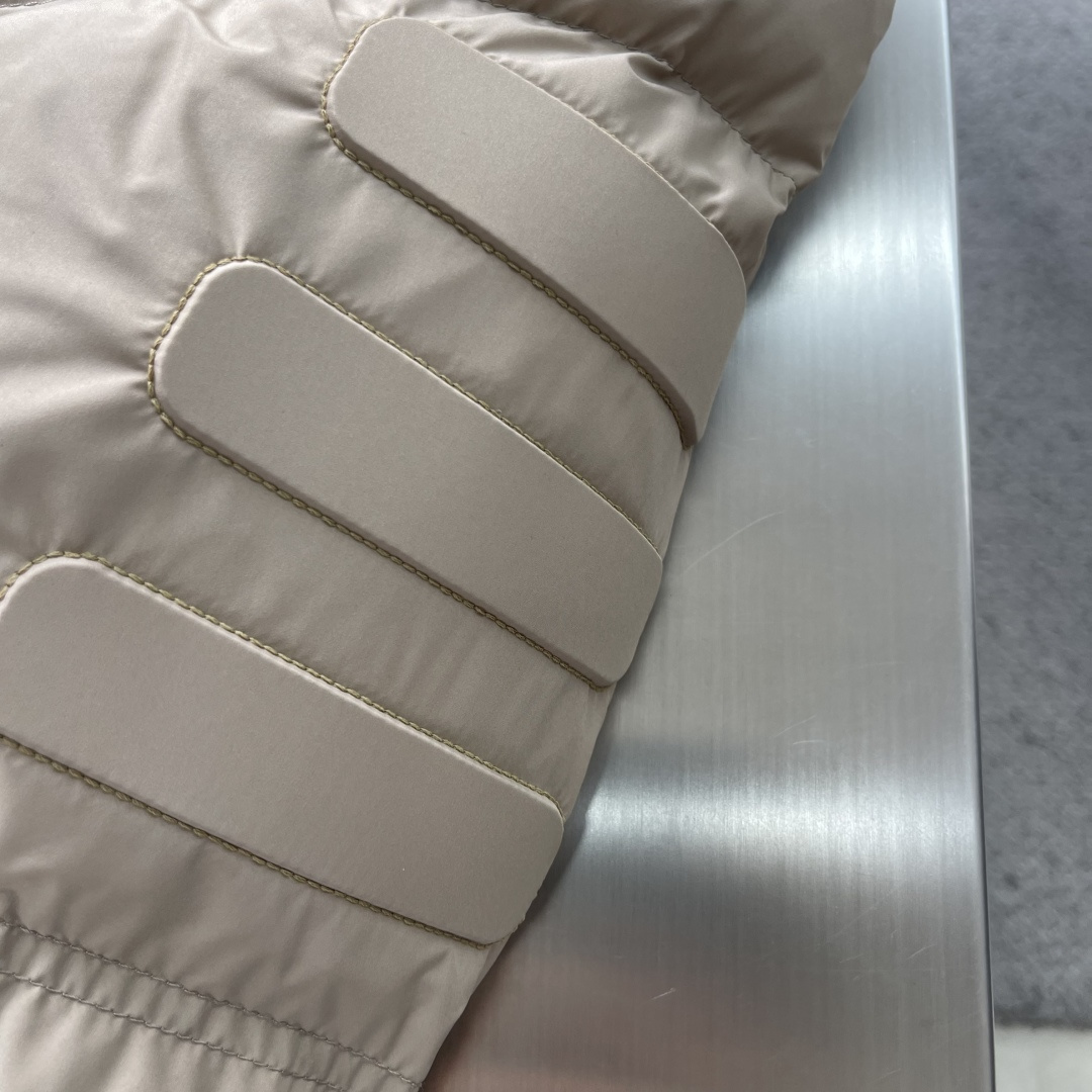 -驴牌 25年冬季新款羽绒服立领拼接logo印花，新国标90白鸭绒，穿上就是柔软舒适又保暖的存在，结合干