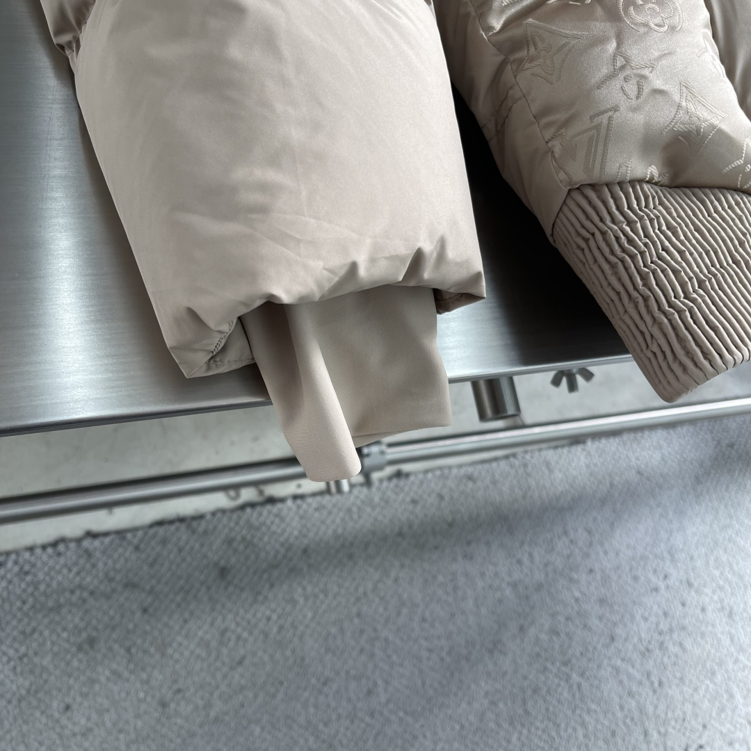 -驴牌 25年冬季新款羽绒服立领拼接logo印花，新国标90白鸭绒，穿上就是柔软舒适又保暖的存在，结合干