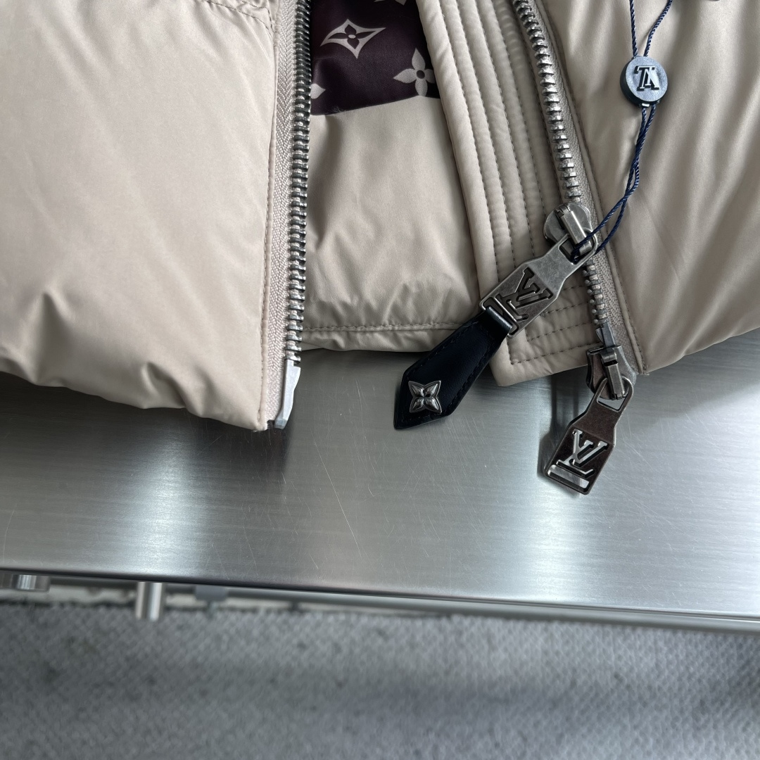 -驴牌 25年冬季新款羽绒服立领拼接logo印花，新国标90白鸭绒，穿上就是柔软舒适又保暖的存在，结合干