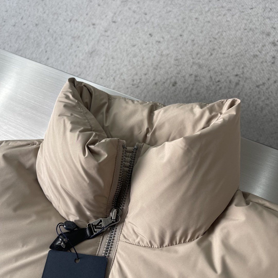 -驴牌 25年冬季新款羽绒服立领拼接logo印花，新国标90白鸭绒，穿上就是柔软舒适又保暖的存在，结合干