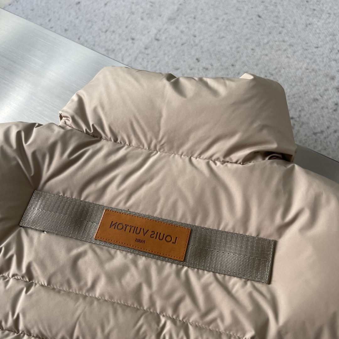 -驴牌 25年冬季新款羽绒服立领拼接logo印花，新国标90白鸭绒，穿上就是柔软舒适又保暖的存在，结合干
