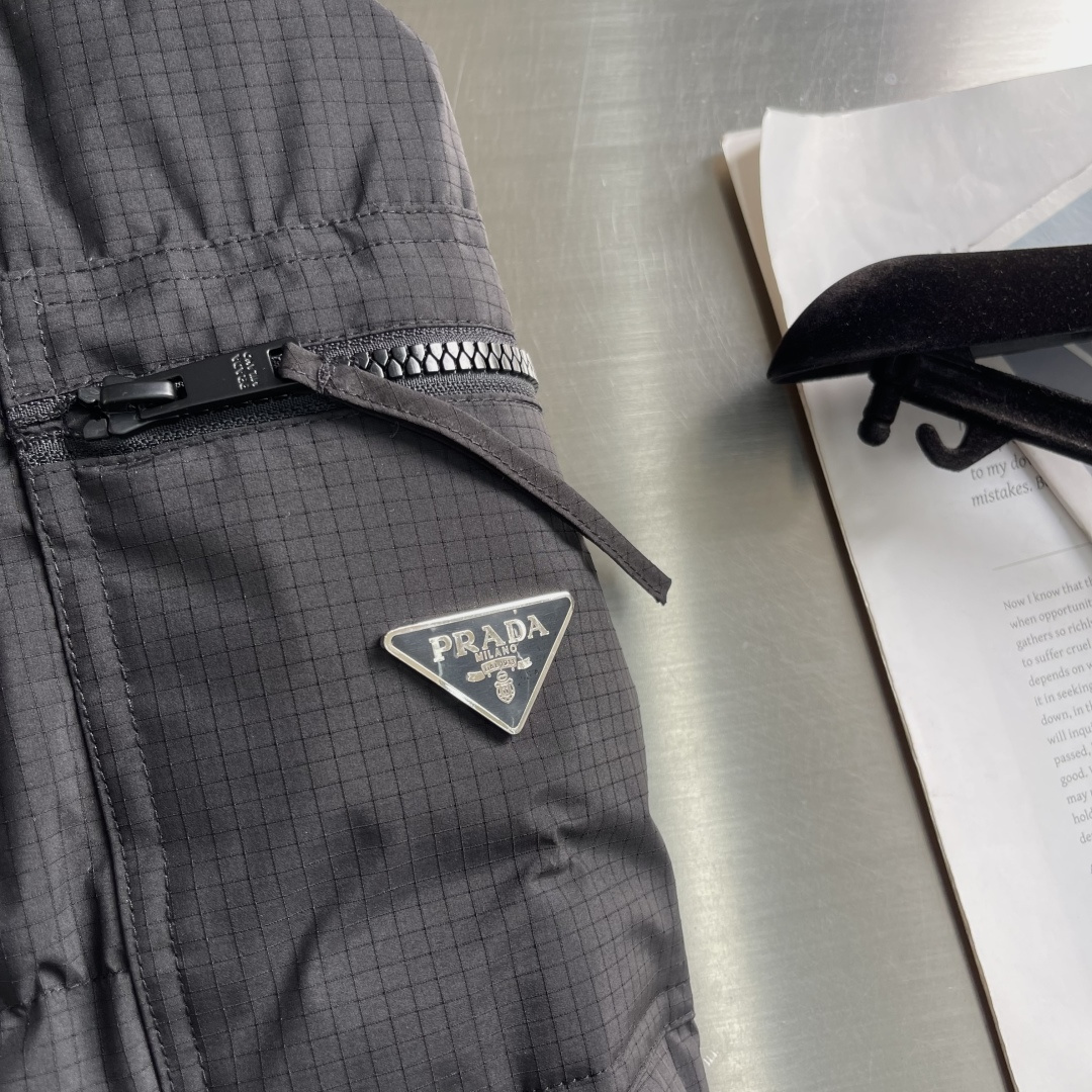 -PRAD 25年冬季新款羽绒服今年必备一款单品！以极简设计诠释现代冬日美学。款式采用可拆卸设计，袖子和