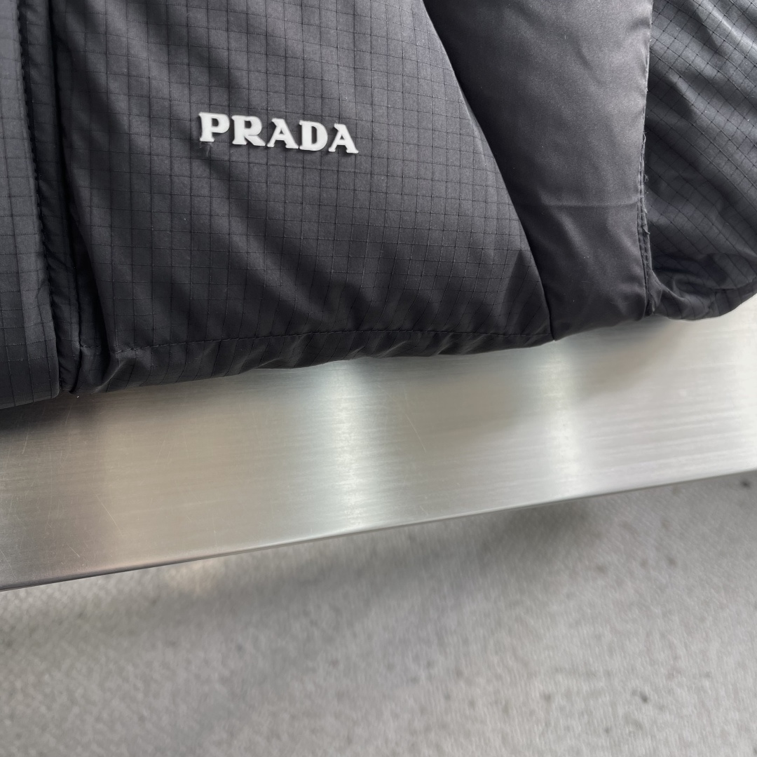 -PRAD 25年冬季新款羽绒服今年必备一款单品！以极简设计诠释现代冬日美学。款式采用可拆卸设计，袖子和