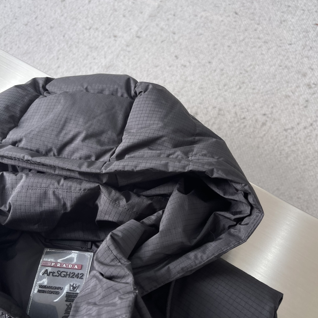 -PRAD 25年冬季新款羽绒服今年必备一款单品！以极简设计诠释现代冬日美学。款式采用可拆卸设计，袖子和