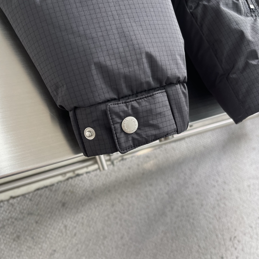 -PRAD 25年冬季新款羽绒服今年必备一款单品！以极简设计诠释现代冬日美学。款式采用可拆卸设计，袖子和