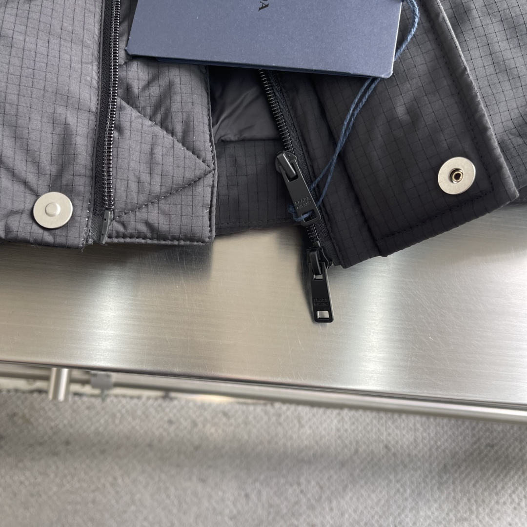 -PRAD 25年冬季新款羽绒服今年必备一款单品！以极简设计诠释现代冬日美学。款式采用可拆卸设计，袖子和