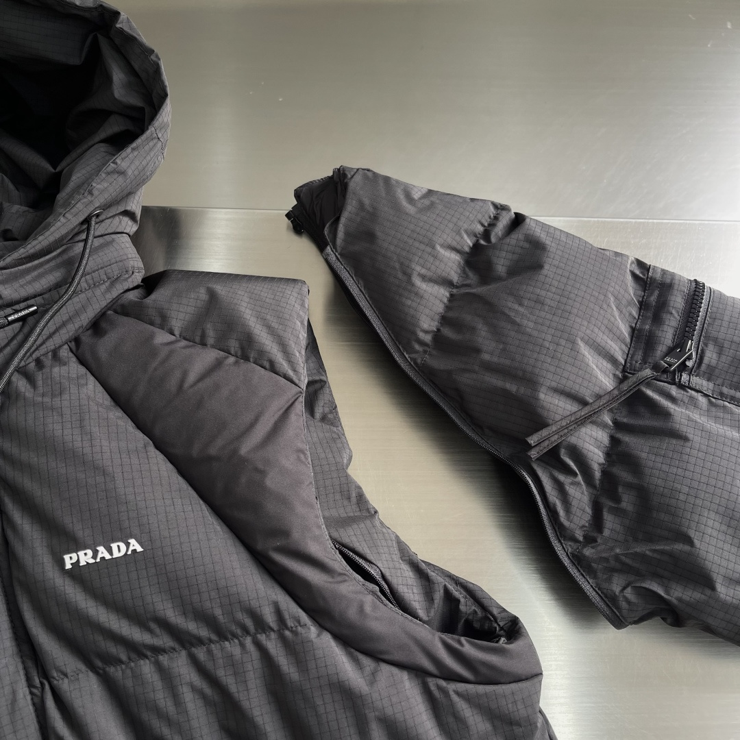 -PRAD 25年冬季新款羽绒服今年必备一款单品！以极简设计诠释现代冬日美学。款式采用可拆卸设计，袖子和