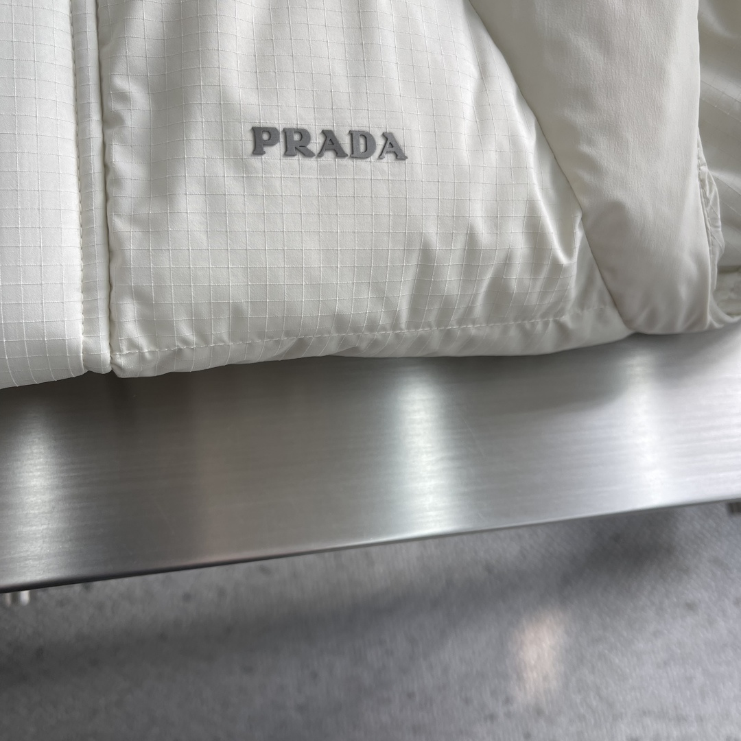 -PRAD 25年冬季新款羽绒服今年必备一款单品！以极简设计诠释现代冬日美学。款式采用可拆卸设计，袖子和