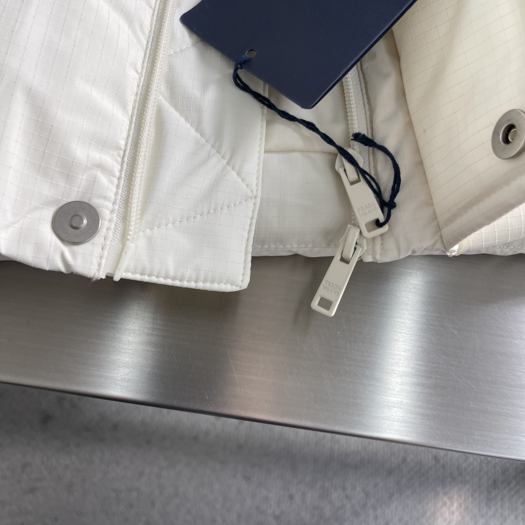 -PRAD 25年冬季新款羽绒服今年必备一款单品！以极简设计诠释现代冬日美学。款式采用可拆卸设计，袖子和