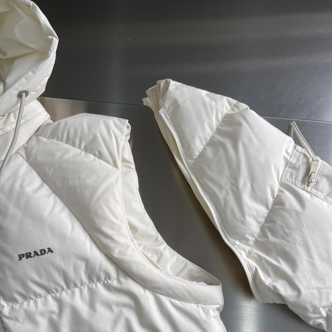 -PRAD 25年冬季新款羽绒服今年必备一款单品！以极简设计诠释现代冬日美学。款式采用可拆卸设计，袖子和