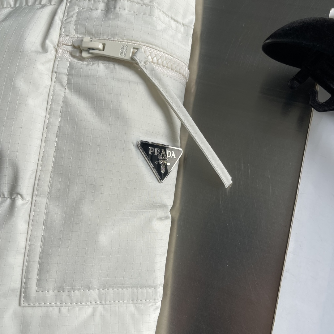 -PRAD 25年冬季新款羽绒服今年必备一款单品！以极简设计诠释现代冬日美学。款式采用可拆卸设计，袖子和